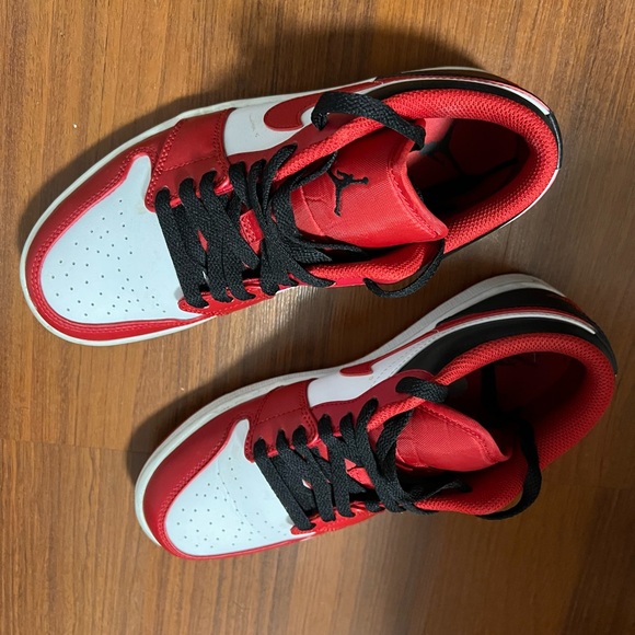 Nike Air Jordan 1 Low - Picture 2 of 3